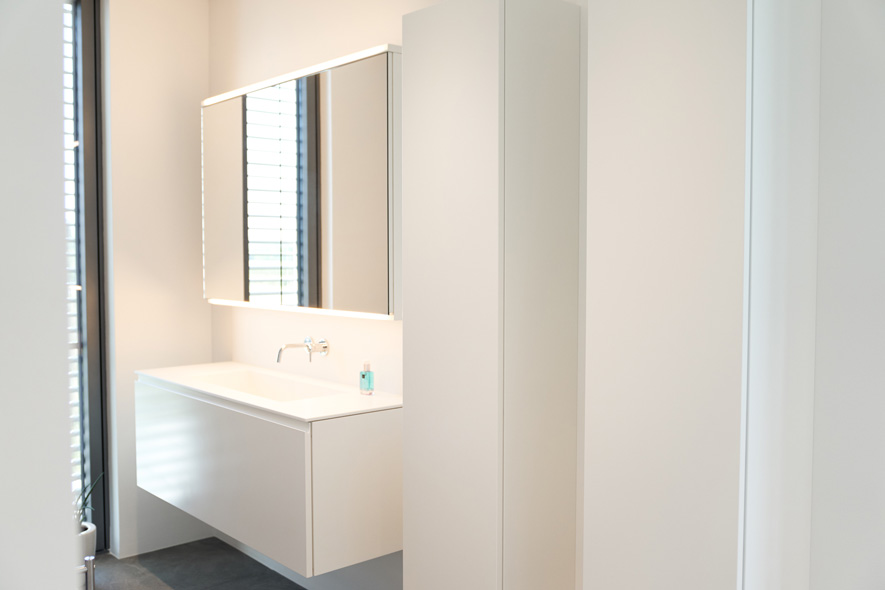 Badezimmer in weiß matt mit Spiegelschrank